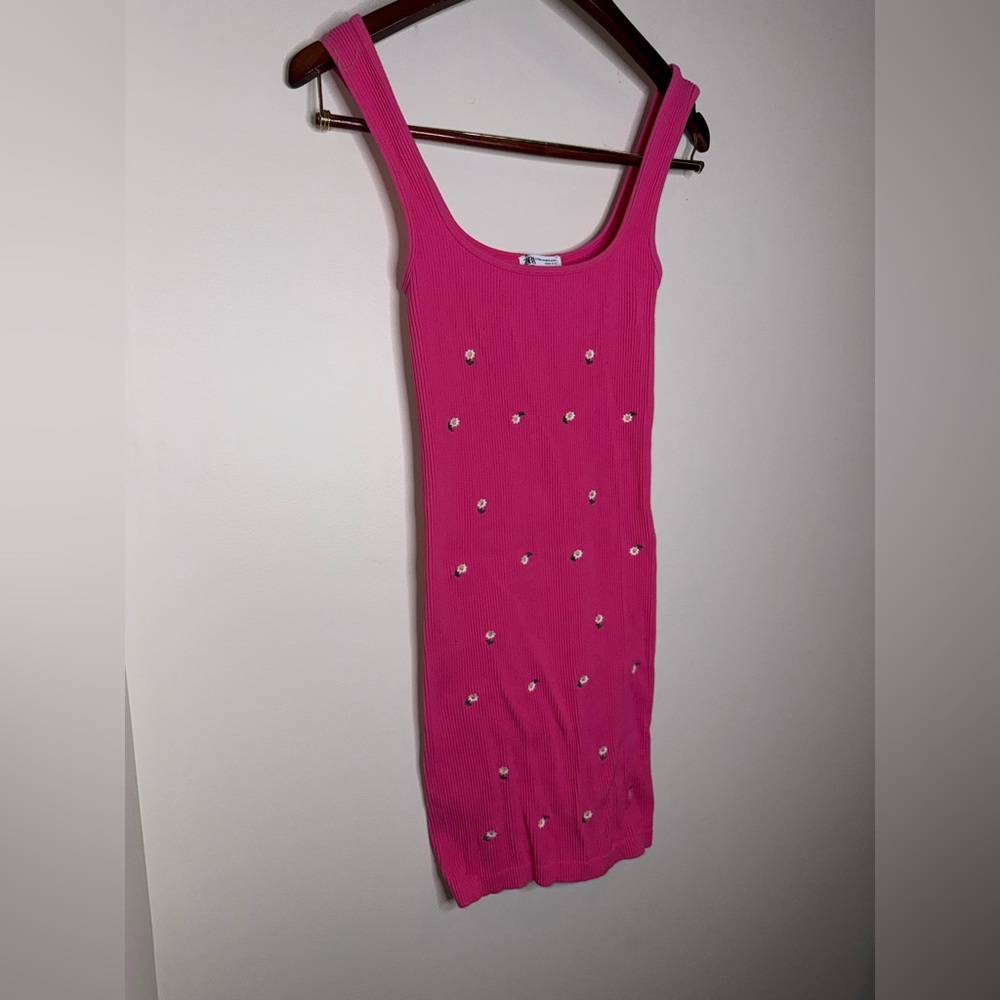 Zara Ribbed Floral Embroidery Seamless Dress - Picture 3 of 6